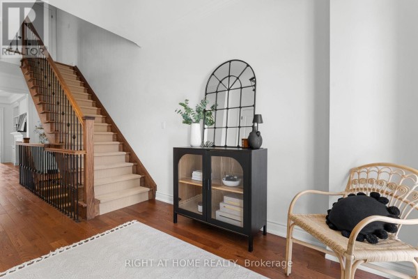 Living room - 1068a Shaw Drive, Mississauga, ON L5G3Z4 Photo 4