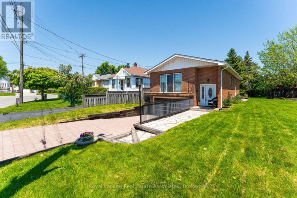 1069 Alexandra Avenue, Mississauga, ON L5E2A1 Photo 2
