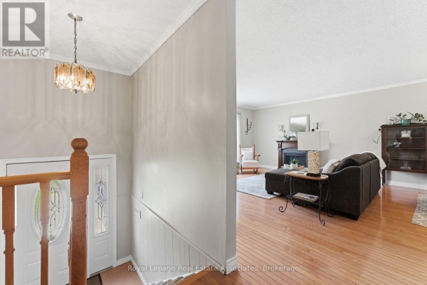 1069 Alexandra Avenue, Mississauga, ON L5E2A1 Photo 3