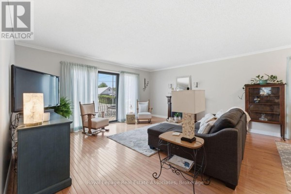 1069 Alexandra Avenue, Mississauga, ON L5E2A1 Photo 4