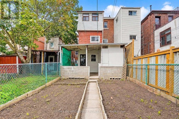 Kitchen - 1069 Davenport Road, Toronto, ON M6G2C2 Photo 4