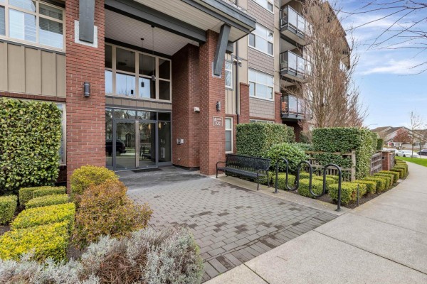 107 19201 66a Avenue, Surrey, BC V4N6N7 Photo 2