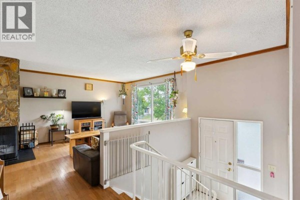 Living room - 107 Bermuda Drive Nw, Calgary, AB T3K1H6 Photo 4
