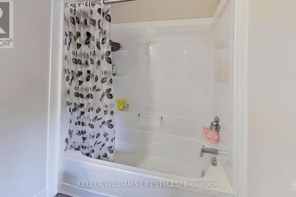 Bathtub with shower curtain and shelves - 107 Cavendish Crescent London North