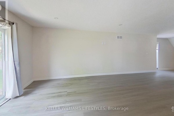 Spacious living room with light wood floors & sliding door - 107 Cavendish Crescent London North