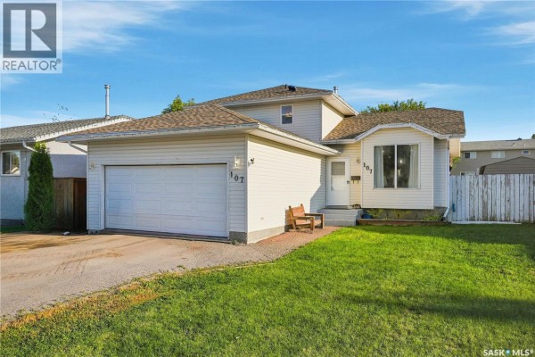 Kitchen - 107 Hall Crescent, Saskatoon, SK S7L7G7 Photo 2