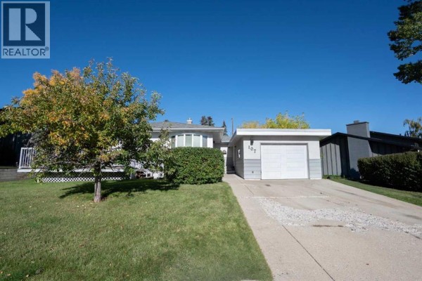 Living room - 107 Hallbrook Drive Sw, Calgary, AB T2V3H8 Photo 2