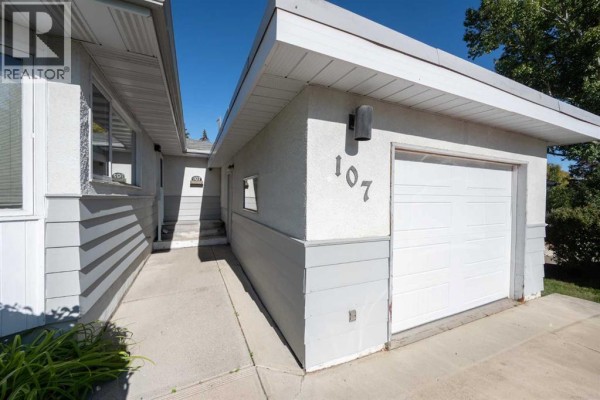 Primary Bedroom - 107 Hallbrook Drive Sw, Calgary, AB T2V3H8 Photo 4