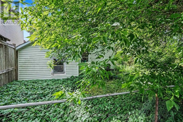 Bedroom 2 - 107 Oxford Street E, North Grenville, ON K0G1J0 Photo 5