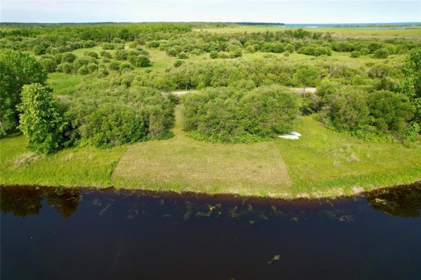 107 Victoria Drive, Hillside Beach, MB R0E2A0 Photo 2