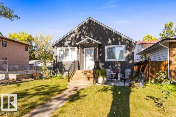 Primary Bedroom - 10706 75 Av Nw, Edmonton, AB T6E1J9 Photo 3