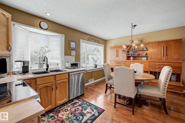 Family room - 10715 50 St Nw, Edmonton, AB T6A2E3 Photo 4