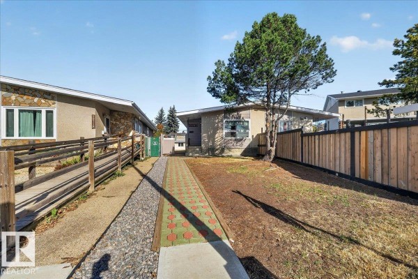 Primary Bedroom - 10716 51 Av Nw, Edmonton, AB T6H0L2 Photo 2