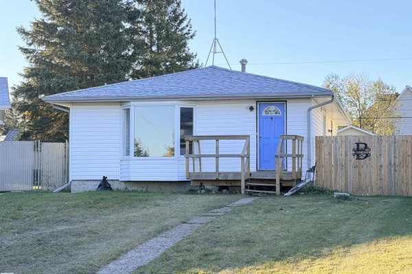 Primary Bedroom - 10719 103 St, Westlock, AB T7P1J8 Photo 3