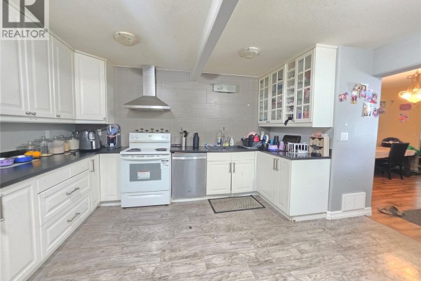 Living room - 1072 104th Street, North Battleford, SK S9A1N4 Photo 5