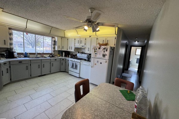 Family room - 10723 108 Av, Westlock, AB T7P1C7 Photo 4