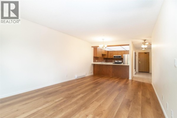 Kitchen - 1075 Bernard Avenue Unit# 303, Kelowna, BC V1Y6P7 Photo 5