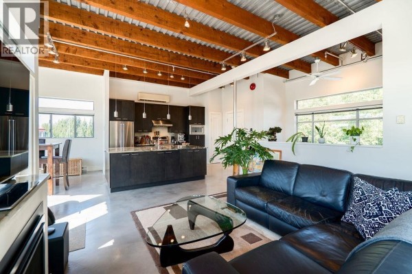 1075 W 1st Street, North Vancouver, BC V7P3T4 Photo 3