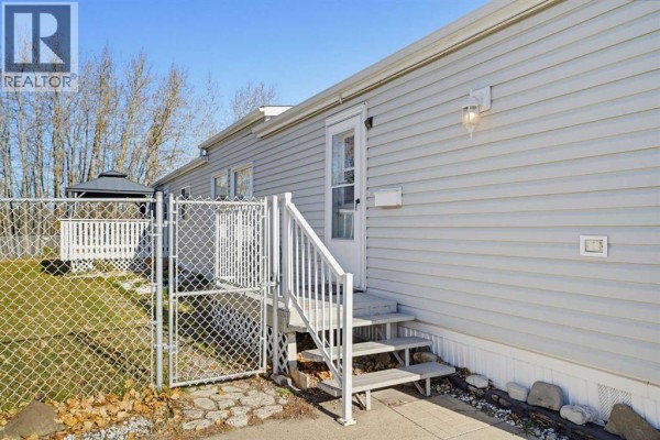 Living room - 108, 37543 England Way, Rural Red Deer County, AB T4S2C3 Photo 4