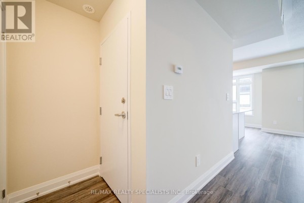 Kitchen - 108 - 1573 Rose Way, Milton, ON L9T7E7 Photo 3