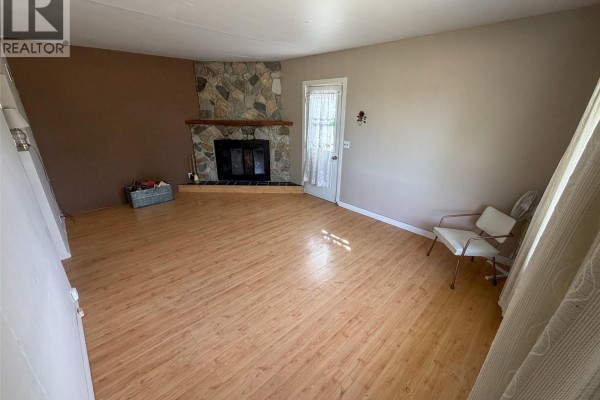Living room - 108 1st Street E, Climax, SK S0N0N0 Photo 5