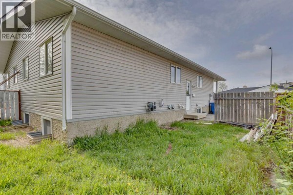 Bedroom - 108 Caldwell Crescent, Fort Mcmurray, AB T9K1G2 Photo 3