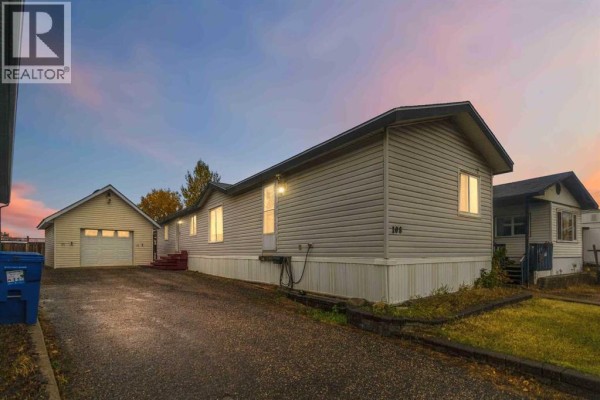 Eat in kitchen - 108 Gregoire Crescent, Fort Mcmurray, AB T9H2L2 Photo 2