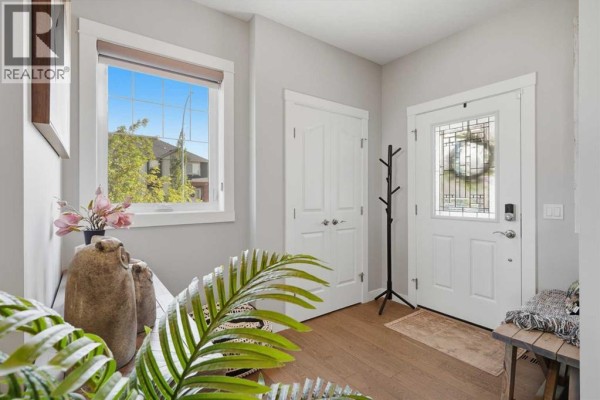 Foyer - 108 Hillcrest Avenue Sw, Airdrie, AB T4B4C8 Photo 3