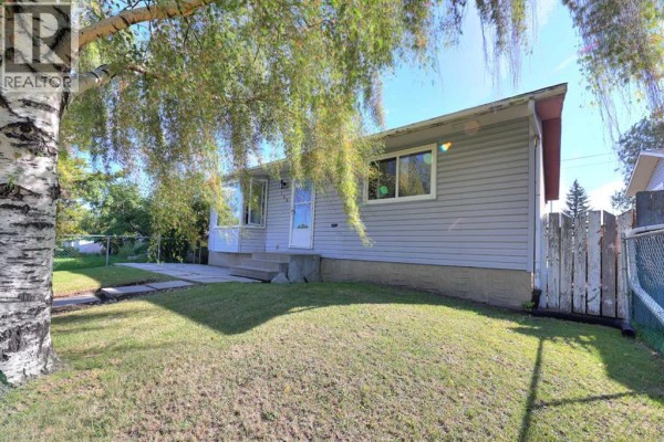 Primary Bedroom - 108 Pinecliff Way Ne, Calgary, AB T1Y3X3 Photo 3