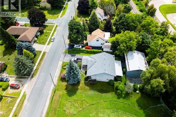 108 Queensway Drive, St  Jacobs, ON, photo 2