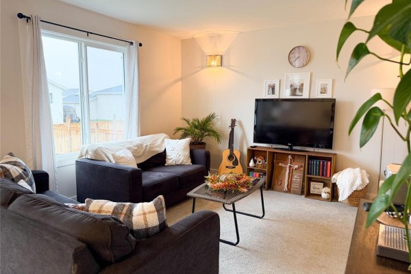 Living room - 108 York Crescent, Steinbach, MB R5G2V4 Photo 2
