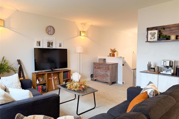 Eat in kitchen - 108 York Crescent, Steinbach, MB R5G2V4 Photo 4
