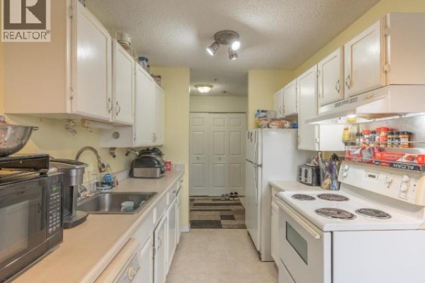 Living room - 108-b-5109 Forrest Drive, Yellowknife, NT  Photo 2