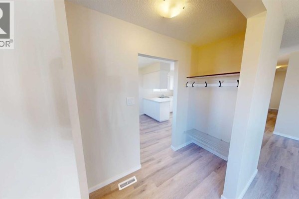 10818 93a Street, Grande Prairie, AB, photo 2