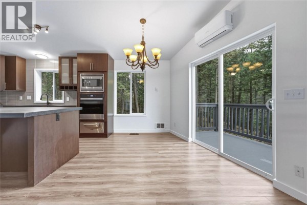 Kitchen - 10824 Westshore Road, Vernon, BC V1H2C3 Photo 4