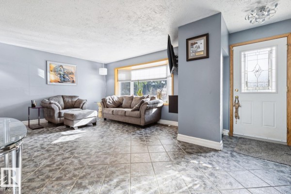 10830 159 St Nw, Edmonton, AB, photo 2