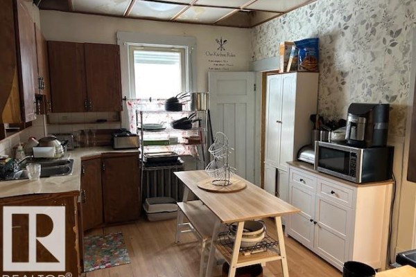Kitchen - 10848 93 St Nw, Edmonton, AB T5H1Y9 Photo 3