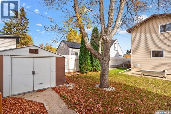 4pc Bathroom - 1086 7th Avenue Nw, Moose Jaw, SK S6H4C4 Photo 5