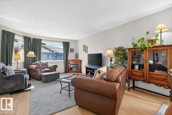 Bedroom 3 - 10860 11 Av Nw, Edmonton, AB T6J6H8 Photo 3