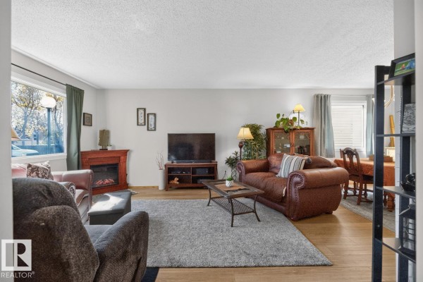 10860 11 Av Nw, Edmonton, AB T6J6H8 Photo 4