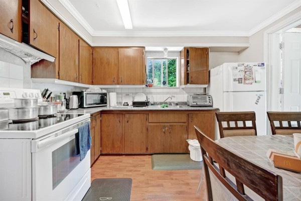 10886 132a Street, Surrey, BC V3T3Y4 Photo 2