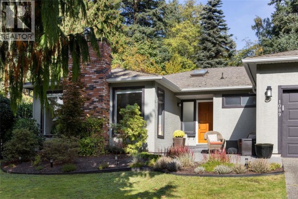 1089 Donwood Dr, Saanich, BC, photo 2