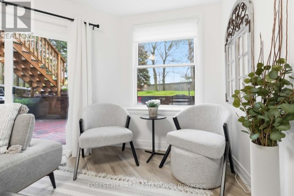 Exterior courtyard with mature tree, green landscaping, and multiple townhouse units. - 109 - 1220 Thorpe Road, Burlington