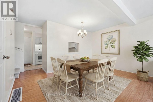 Living room - 109 - 1350 Bakker Court, Ottawa, ON K1C2K4 Photo 3