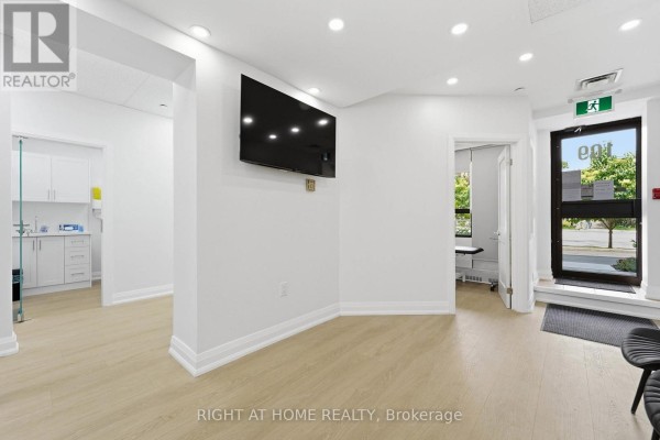 109 - 235 St Clair Avenue W, Toronto, ON M4V1R4 Photo 5