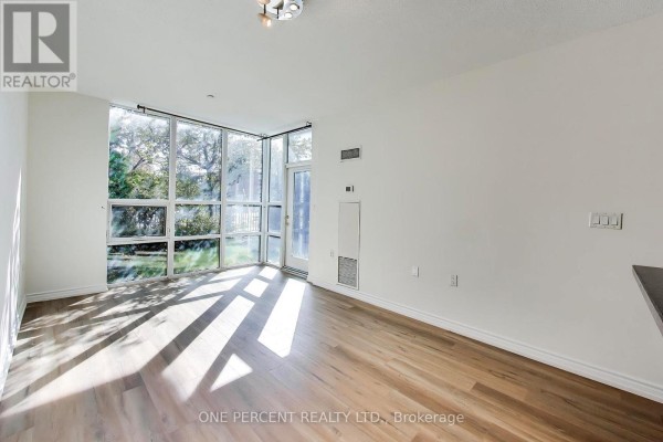 Living room - 109 - 3840 Bathurst Street, Toronto, ON M3H6C6 Photo 2