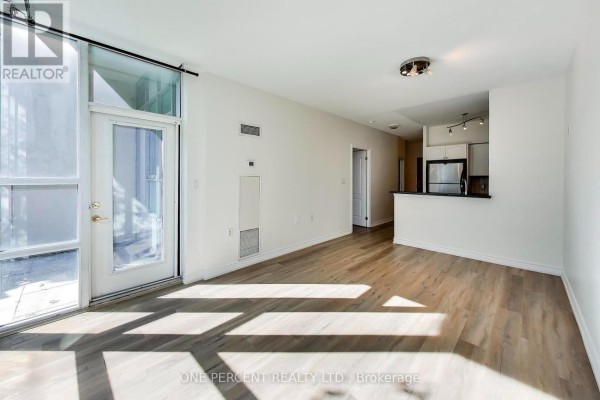 Kitchen - 109 - 3840 Bathurst Street, Toronto, ON M3H6C6 Photo 3