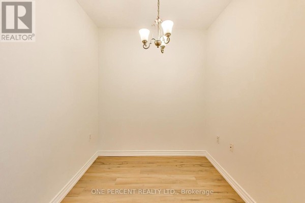 Dining room - 109 - 3840 Bathurst Street, Toronto, ON M3H6C6 Photo 4
