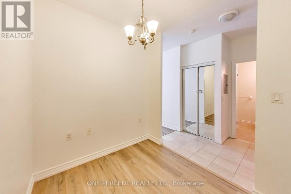 Bedroom - 109 - 3840 Bathurst Street, Toronto, ON M3H6C6 Photo 5