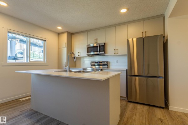 Kitchen - #109 1025 Secord Promenade Pm Nw, Edmonton, AB T5T7V4 Photo 3
